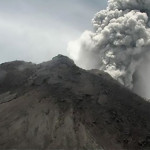 火山からの灰が5,000メートル（16,000フィート）もの大気中に噴出した。