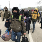 難民はギリシャの国境で長い待機の後に帰国することを決定