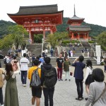 日本政府観光局は、9月に13,700人の外国人が日本に入国したと推定しています。