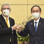 菅義偉首相とIOCチーフのトーマス・バッハ