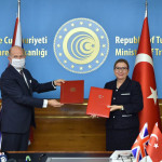 協定は、トルコの貿易大臣ルシャー・ペカンとトルコ駐在の英国大使ドミニク・チルコットによって署名されました。