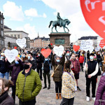 シリア難民がデンマーク政府に抗議している
