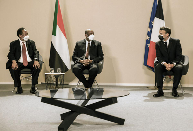 フランスのエマニュエルマクロン大統領は、スーダンのアブドラハムドゥク首相と軍事支配者のアブデルファッタバーハン将軍と共に式典に出席します。