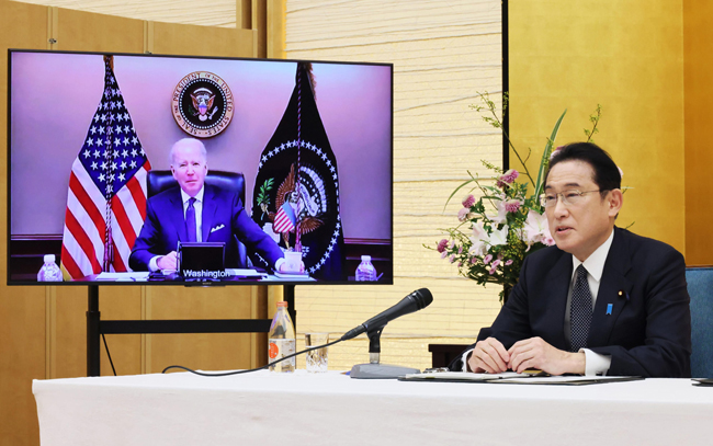 ジョー・バイデン米国大統領と日本の樫田文雄首相とのオンライン会話